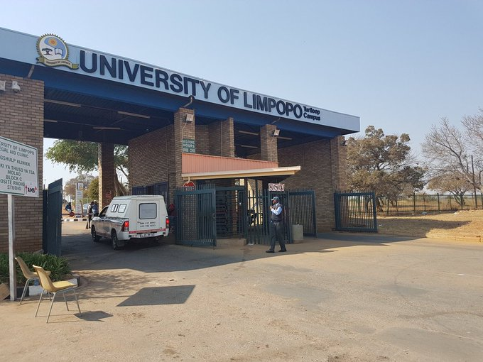CapricornFMNews's tweet image. #StudentMurder The University of Limpopo has described the death of one of their students who was stabbed outside the university premises as tragic. TMM