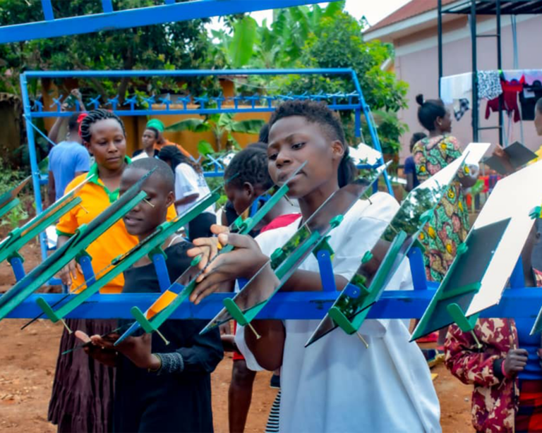 Suite au sommet #CleanCooking in Africa, rappeler que des solutions solaires lowtech pourraient être massivement déployées. Pour développer des boulangeries 🌞 par exemple, où les retours d'expérience sont bons avec des femmes entrepreneuses 🫶👍 self.org/powering-women…