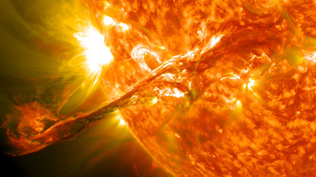Belakangan ini, Matahari sedang aktif-aktifnya menyemburkan suar surya. Bahkan beberapa hari yang lalu, suar surya dengan intensitas dahsyat menyerang Bumi, menyebabkan terjadinya aurora hingga hampir mencapai lintang rendah.

Sebenarnya, apa itu suar surya? ☀🔥

-Sebuah Utas-