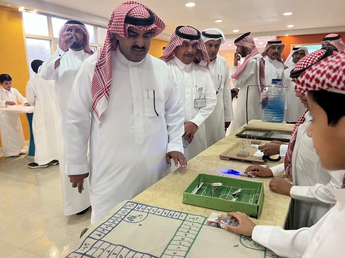 ahmadalmuhsn's tweet photo. مساعد مدير عام تعليم حائل للشؤون التعليمية د.فضي العنزي يزور الطلاب الموهوبين المشاركين في برامج مساحة الابتكار الإثرائي وبرنامج مصنع الألعاب في مبنى إدارة الموهوبين ويكرم المشاركين...

#يحدث_الان https://t.co/TYzswCJNRm