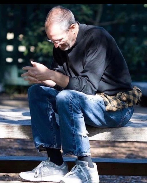 Он умер миллиардером в возрасте 56 лет от рака поджелудочной железы. И его последние слова заставляют задуматься:
«В конце концов, богатство — это просто факт жизни, к которому я привык. В этот момент, когда я лежу в кровати больной и вспоминаю всю свою жизнь, я понимаю,