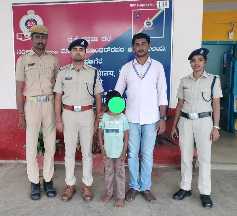 #OperationNanheFariste: RPF/Davangere rescued of one minor boy aged about 06 years in Train No. 17326 Express at Davangere Railway Station.  Further, the said minor boy was handed over to DCPU/HVR. @rpfswr