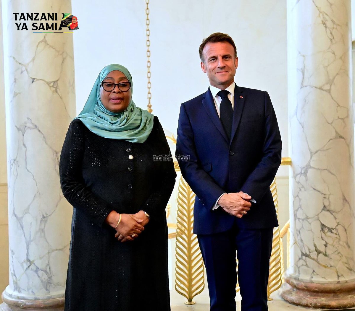 Rais wa Jamhuri ya Muungano wa Tanzania Mhe. Samia Suluhu Hassan akiwa kwenye picha ya pamoja na Mwenyeji wake Rais wa Ufaransa Mhe. Emmanuel Macron mara baada ya kuwasili katika Ikulu ya Paris nchini Ufaransa tarehe 14 Mei, 2024.