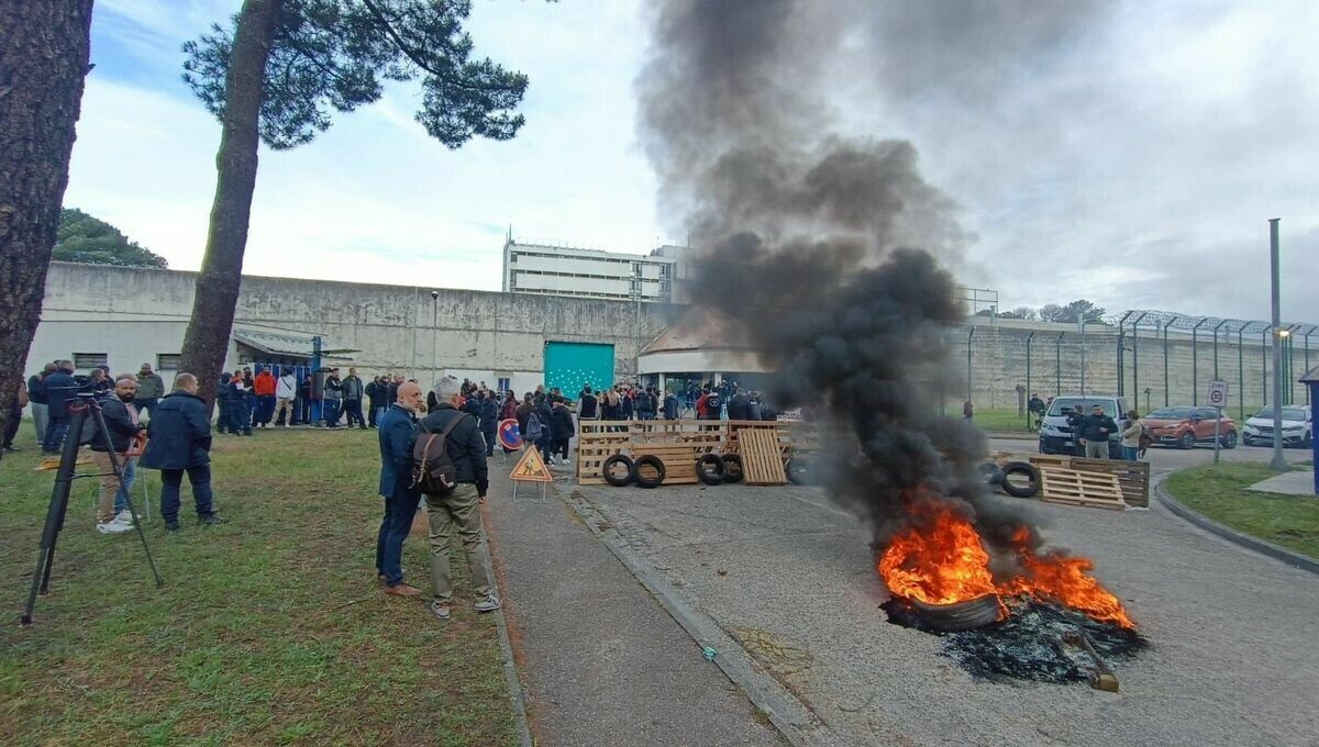 Agents pénitentiaires tués : la prison de Gradignan bloquée par des surveillants pénitentiaires, Marion Maréchal sur place ➡️ l.francebleu.fr/Rp3Z