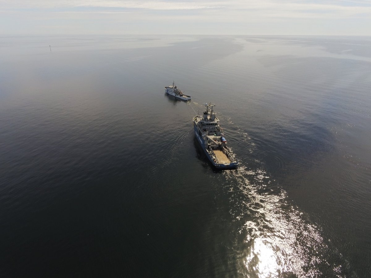 Vartiolaivat Uisko ja Tursas ovat harjoitelleet yhdessä @Kustbevakningen vartiolaiva 002 Tritonin kanssa  hätähinauksen toteuttamista vaativissa olosuhteissa.
Hätähinauksen toteuttaminen on yksi valmius, jota laivat pitävät yllä ollessaan kulussa. #yhteistyö #merivartiosto