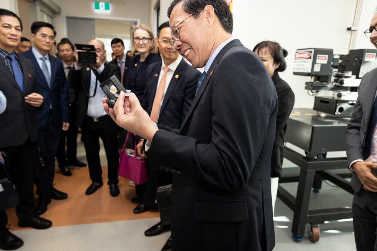 A small gift - 3D printed heart - from @Sydney_Uni Biomedical Engineering Laboratories to Ho Chi Minh city Chairman Phan Van Mai. This morning, HCMC Department of Health has entered into an MOU with the Sydney Uni on medical research collaboration.