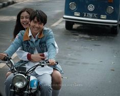 zicyd's tweet photo. dilan two people riding on the back of a motorcycle in front of a vw bus #dilan https://t.co/5J9Qn4FzSa https://t.co/XyFhbmE9eP