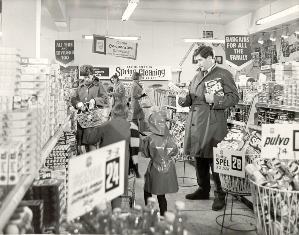 Today is international family day. Did you go shopping with your family, write the shopping lists or stick the dividend stamps in the book? From our photograph collections this image from the 1960s shows all the family shopping at the supermarket. #FamilyDay #CoopArchive #Coop180