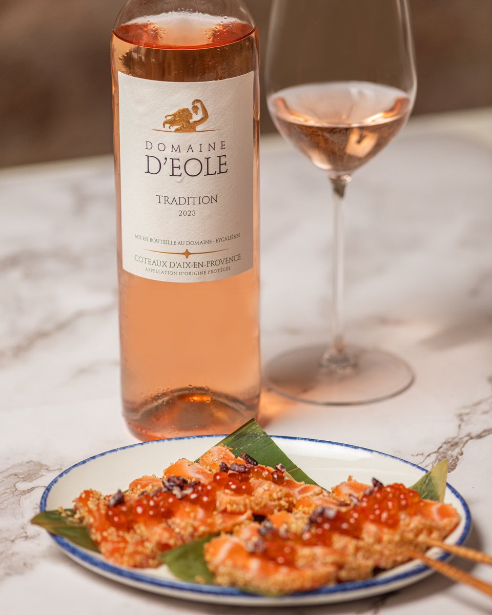 Domaine d’Eole Tradition 2023 es un rosado de Provence elaborado con garnacha, cinsault y 5 variedades más de viñedos certificados en ecológico. Perfumado en nariz, con muchas frutas rojas y de hueso. Ideal con aperitivos a base de salmón. #vinodeldía bit.ly/3UQNfdI