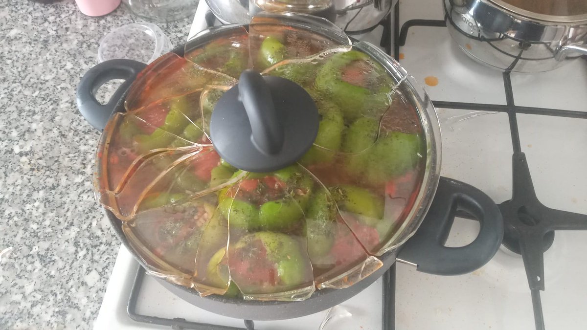 Biraz da çeyiz konuları diyelim yükselen yengeç olarak..
Herkes bana tencere için Korkmaz marka önerdi ama üçüncü kullanım sonrası kısık ateşte pişerken birden çat diye bir sesle başıma gelenler 😅
Korkmaz almayın kızlarrr