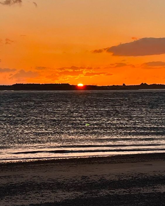 Good Morning from Scotland 🏴󠁧󠁢󠁳󠁣󠁴󠁿 Sunrise, looking towards Fort George, Rosemarkie, Black Isle. 📸Roseforpix/Jo on Instagram instagram.com/p/C5vnhQCNsTl/…
