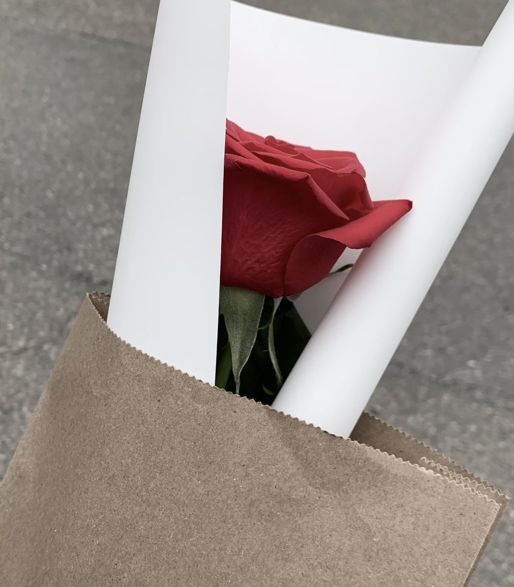 #Run_for_rose
#현진이가_좋아하는_로즈데이

내부가 온통 현진이로 꽉 채워져 있어서 
둘러보는 내내 너무 기분이 좋고 설렜던...💕
특히나 캔버스 쪽..제 방에 그대로 옮겨두고 싶었어요
장미도 너무 예쁘고 로즈31 시향도 해볼 수 있어서
장미 향 가득 담고 왔습니다!!
현진이가 보면 정말 좋아할