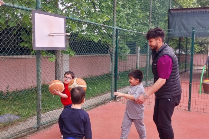 Spor Bilimleri Öğrencileri Anaokulu Öğrencileriyle Buluştu ASÜ Spor Bilimleri Fakültesi öğrencileri sosyal sorumluluk projeleri kapsamında farklı etkinlikler düzenliyor ve sporun tabana yayılması adına çeşitli faaliyetlerde bulunuyor. 🔗aksaray.edu.tr/spor-bilimleri…