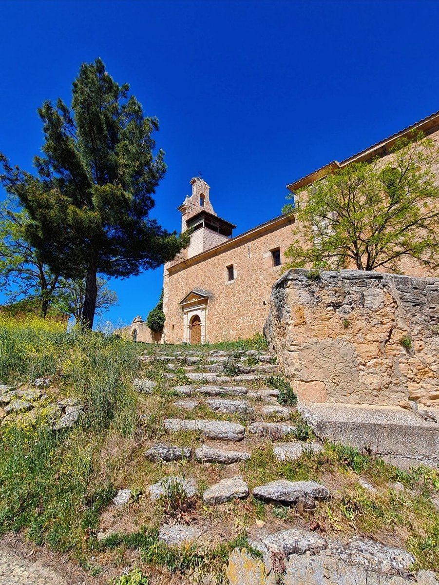 RiberaRomyVIDa's tweet photo. Siguiendo la Ruta de la Lana y la Ruta de los Altos y la Vega, en lo alto de Olmillos, Nuestra Señora de la Asunción preside esta localidad famosa por su vasta extensión de regadío.
#olmillos #turismo #soria #riberaromanicoyvida #patrimonio @CyLEsVida https://t.co/vzm0Xb6dJH
