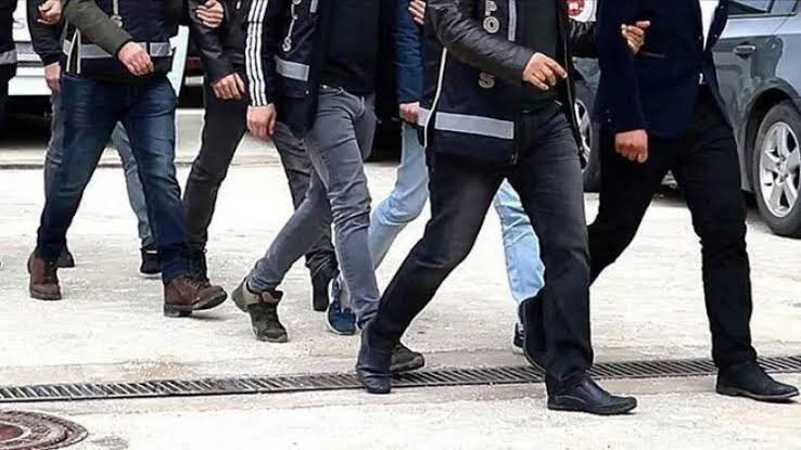 İstanbul’da sabah saatlerinde DEM Parti il yöneticilerinin, eşbaşkanlarının ve PM üyelerinin içinde olduğu şüphelilerin evlerine baskın düzenlendi. Ev baskınları sonucunda 15 şüpheli gözaltına alındı.