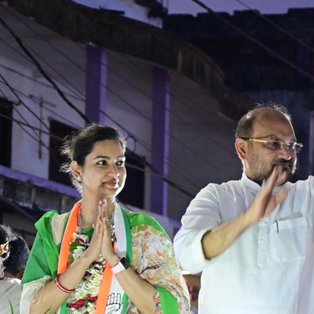 sofiafirdous1's tweet photo. ଗତକାଲି ର ବାଇକ୍ ରାଲି ସମୟରେ ବିପୁଳ ଜନ ସମର୍ଥନ ମିଳିଛି। ଆପଣମାନଙ୍କ ଆଶୀର୍ବାଦ ଓ ଭଲପାଇବା ସବୁବେଳେ ମୋ ସହ ଥାଉ। କଟକ ସହରର ସୁନେଲି ଭବିଷ୍ୟତ ଗଢ଼ିବା ପାଇଁ ମୋତେ ସମର୍ଥନ କରିଥିବାରୁ ହୃଦୟରୁ ଧନ୍ୟବାଦ। ଆସନ୍ତୁ, ସମସ୍ତେ ଏକାଠି ହୋଇ ପ୍ରଗତିର ଧାରା ଆଗେଇ ନେବା। 

#sofiafirdous #vote4sofia #voteforsofia #cuttackpride #amacuttack