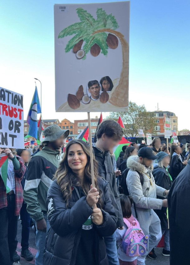 Thread on one of the most egregious episodes of the 'Emoji Trials': Marieha Mohsin Hussain. In November 2023 Marieha Hussain went on a peace in Palestine march with a clearly satirical placard depicting the PM and then Home Secretary as coconuts. The placard was a mild