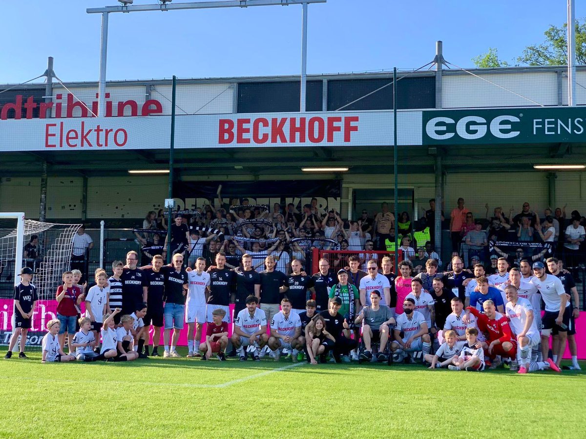 Emotionen pur beim letzten Heimspiel gegen Münster! 🖤🤍
Dank unserer Fans und sogar Münsteraner Anhänger konnten wir 15.000 Euro für Philipp sammeln. Diese Spenden ermöglichen ihm eine Blutwäsche-Behandlung. 
Danke für eure Solidarität! 💪🎗️ #SCVerl #Gemeinsam