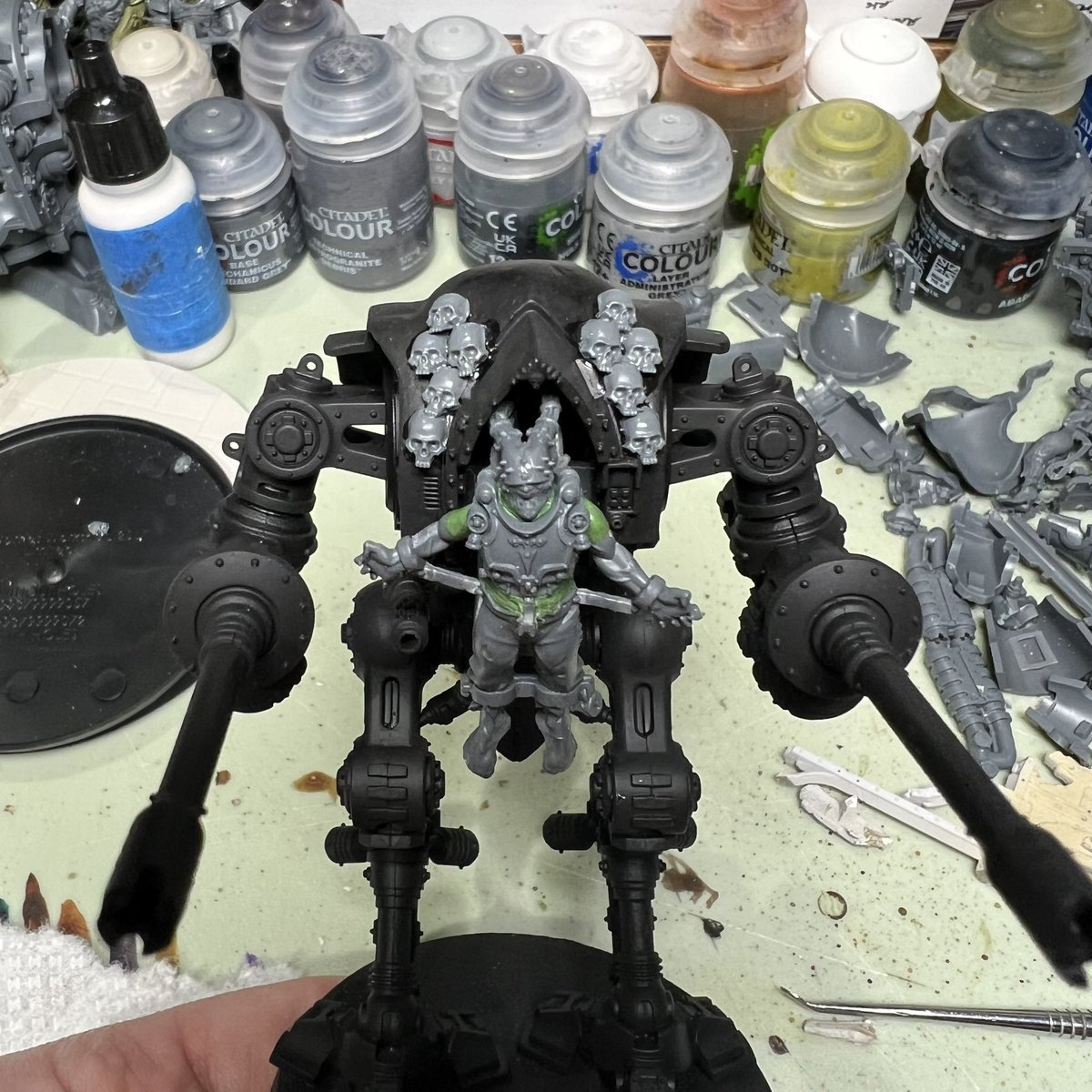 Dear reader, you join me on #HobbyStreak day 415 as I completely lose what's left of my mind... Yes, I have decided to bedazzle the carapace with skulls.