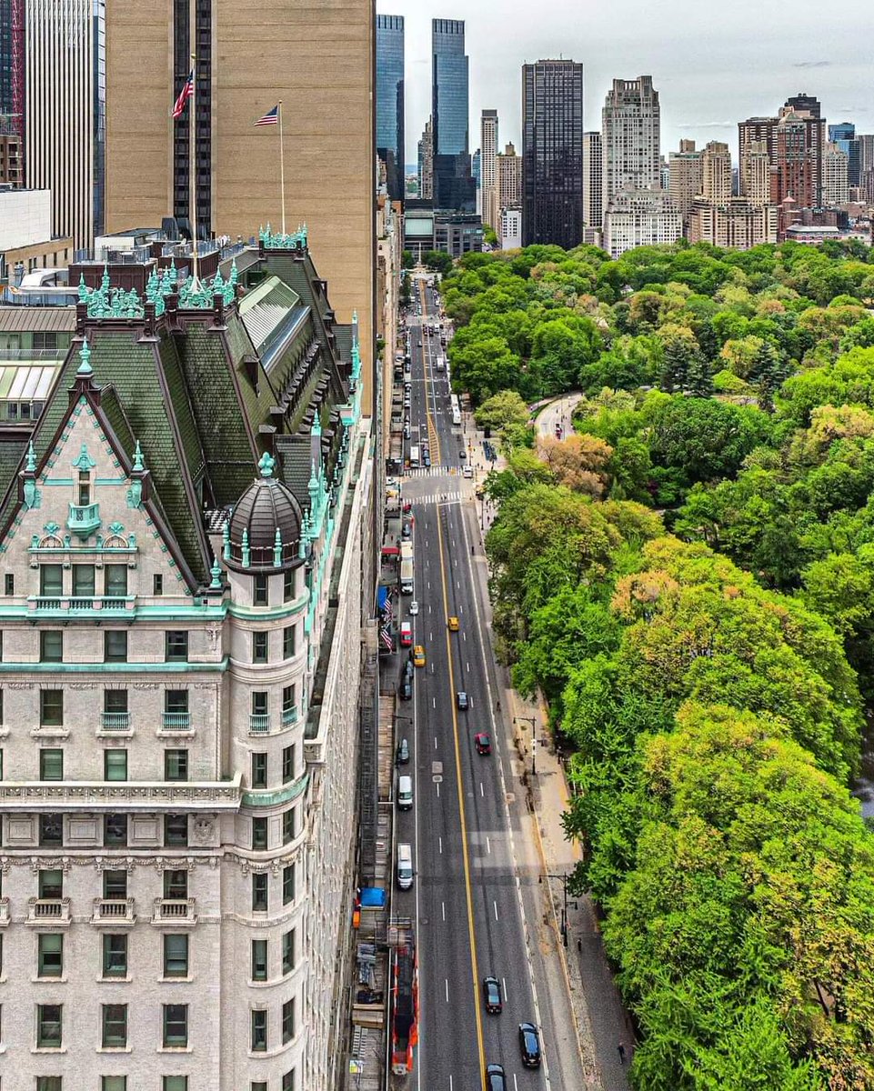 The Plaza Hotel on Billionaire Row.

📸 @mingomatic

#conexaoamerica 
#nycityworld 
#bestambiancenyc #newyork_ig #lovelettertonyc #mysecretnyc #prettylittletrips #pursuepretty #nyc #newyork #nycblogger