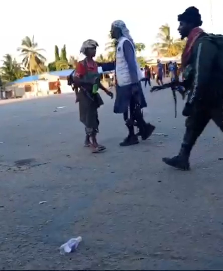 Dozens of children were among the fighters who attacked #Macomia A 13-year-old who had been missing since a January 10 attack in #Mucojo was carrying a big gun & ammunition belt, acting like a confident big man “I kept wondering how he became a fighter like that in just 4 months”