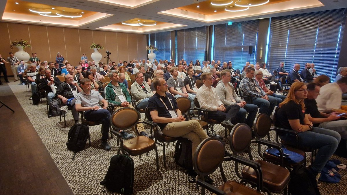 DOAG Datenbank 2024 has just started! Shasank Chavan gives a keynote on Oracle AI Vector Search. 🧠🤖 #Oracle #doagdb #AI