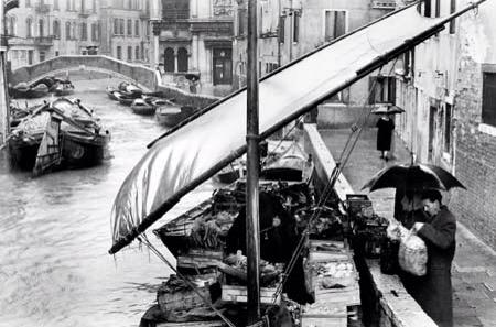 Venezia scomparsa La barca della frutta un giorno di pioggia del 1956 Gianni Berengo Gardin