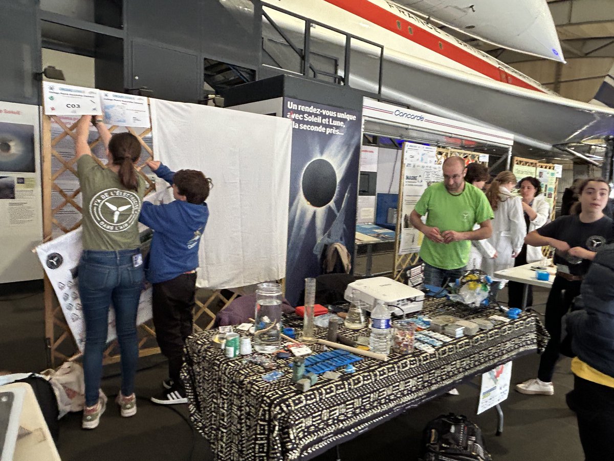 ⁦<a href="/MuseeAirEspace/">Musée de l'Air et de l'Espace</a>⁩ ⁦<a href="/Sciences_Ecole/">Sciences à l'École</a>⁩ ⁦<a href="/Fond_CGenial/">Fondation CGénial</a>⁩ ⁦<a href="/acbesancon/">Académie de Besançon</a>⁩ Finale nationale concours CGenial. Collège Cazeaux Morez Installation du stand par l’équipe