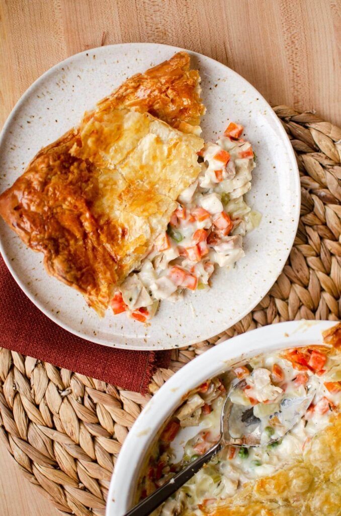 DELICIOUS pot pie - you can make it using either turkey or chicken! Buy a ready-made chicken as a quick start to this recipe. Recipe uses turkey or chicken, carrots, parsnips, peas + puff pastry. RECIPE: buff.ly/2sUENz9 #foodie