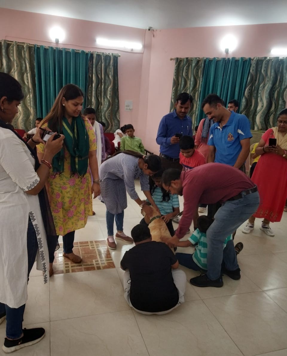 #IndianArmy #IgnitingMinds An interactive play & communication session at Asha school #Lucknow was organised with the Army #Canine. Children were captivated by the performance of these brave #CanineWarriors & reciprocated with love and affection. @adgpi @HQ_IDS_India @ProDefLko