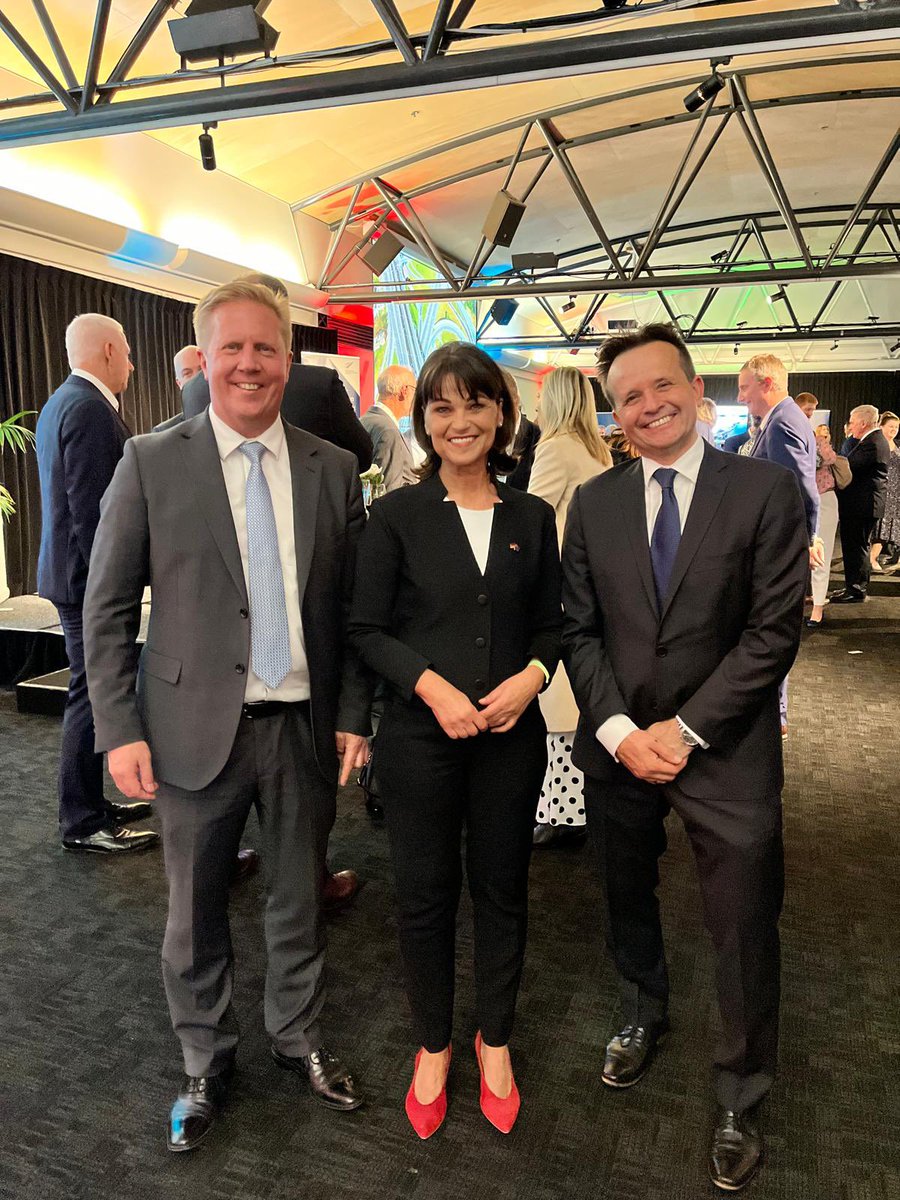 Ready, set, go #EUNZFTA! 👏 What a fantastic crowd gathered here tonight to celebrate the launch of the 🇪🇺-🇳🇿 FTA in Auckland. A huge thank you to Hon @toddmcclaymp for hosting this celebration - the excitement & enthusiasm was inspiring.

@EUinNZ @LMeredithEU @MFATNZ @MBIEgovtnz