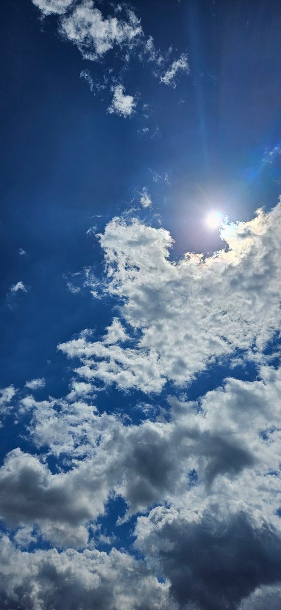 En este mes he descubierto que me encanta mirar al cielo y fotografiar nubes 💫🩵