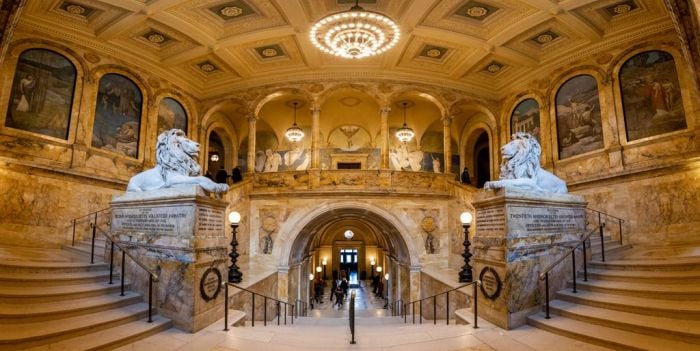 Fondée en 1848, la Bibliothèque publique de Boston conserve des fonds importants de photographies, de gravures, de cartes et de manuscrits. Ses escaliers ont également reçu un riche décor peint de Pierre Puvis de Chavanne (1824-1898), artiste français majeur du XIXe siècle.