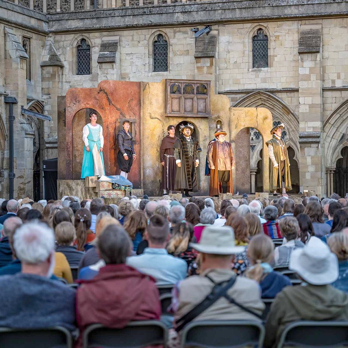 This summer, we are hosting a series of outdoor theatre performances. From Shakespeare’s Hamlet and The Merry Wives of Windsor to The Adventures of Doctor Dolittle, there is something for all ages to enjoy. Visit: loom.ly/qMkrHwE 📷- The Lord Chamberlain's Men