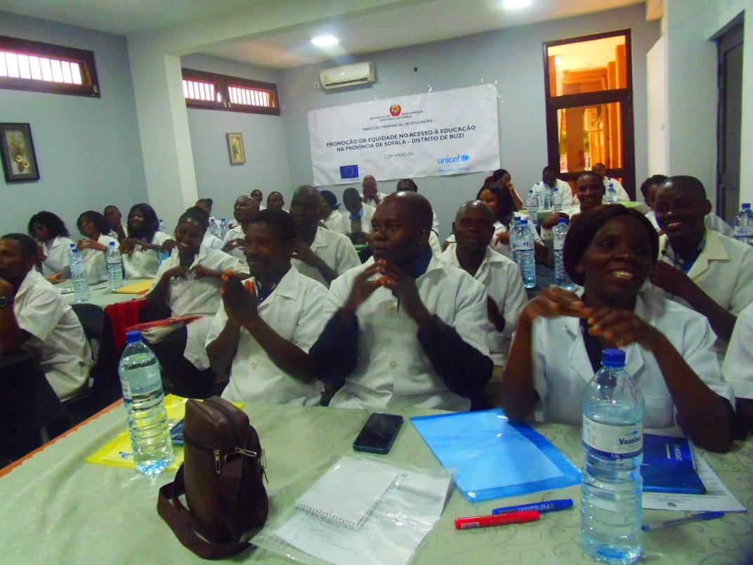 UNICEF_Moz's tweet photo. Para cada criança, educação inclusiva!

Com o apoio da @EUinMoz 🇪🇺, 40 professores do ensino primário do distrito de Buzi (Sofala) beneficiam de uma capacitação em metodologias de educação inclusiva para apoiar crianças com necessidades educativas especiais nas escolas. https://t.co/nGwC5ur1Gu