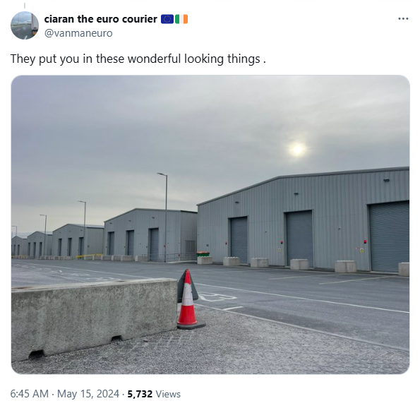 🧵Shocking reality of the Brexit inland border checks at Sevington, 22 miles from Dover. The experience and facilities seem designed to be as intimidating, dehumanising and unpleasant as possible. (Ciaran gave me permission to use his tweets.) 1/8