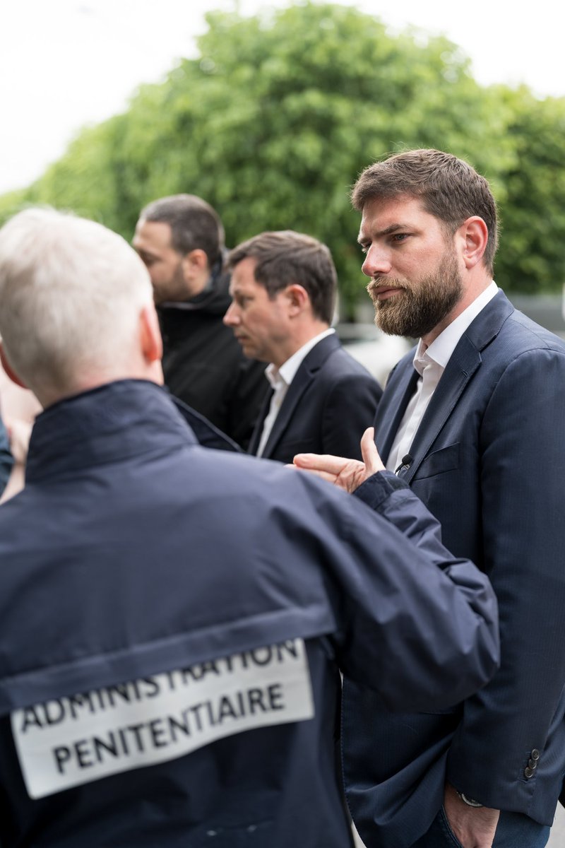 Vincent Jeanbrun (@vincentjeanbrun) on Twitter photo Ce matin avec <a href="/fxbellamy/">Fx Bellamy</a> auprès des agents du centre pénitentiaire de Fresnes pour leur exprimer tout notre soutien après le drame d’Incarville.
Nous devons déclarer la guerre à ceux qui nous la font quotidiennement : les mafias en France et en Europe ! #Eure Ce matin avec <a href="/fxbellamy/">Fx Bellamy</a> auprès des agents du centre pénitentiaire de Fresnes pour leur exprimer tout notre soutien après le drame d’Incarville.
Nous devons déclarer la guerre à ceux qui nous la font quotidiennement : les mafias en France et en Europe ! #Eure