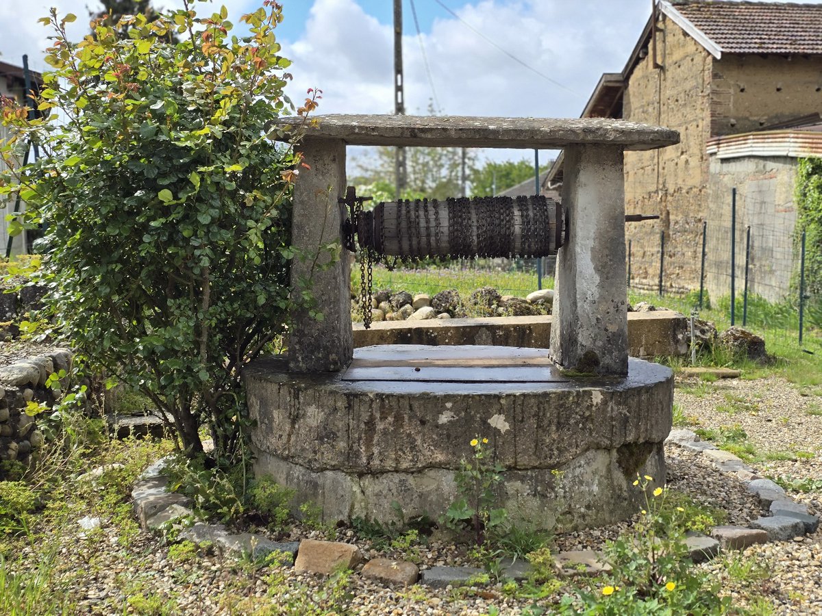 SaM0Lyon69's tweet image. #Bonjour  #Rhône #France 🇫🇷
#puit  #Pérouges
#صباح_الخيرِ