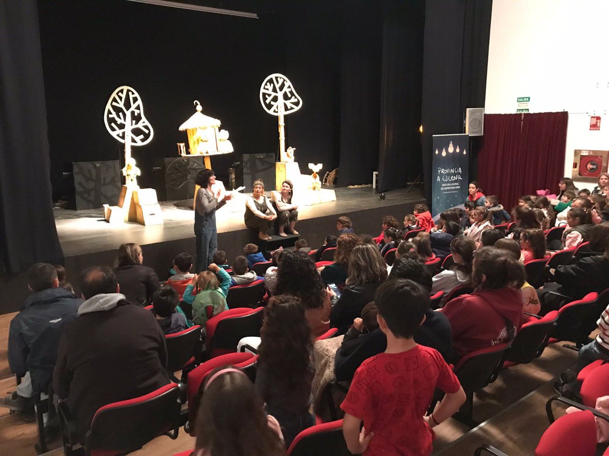 Seguimos llevando la cultura 🎭a la provincia y en esta ocasión hemos subido al escenario de Ledesma para que niños 🧒 y niñas 👧 de todas las edades de una veintena de pueblos disfrutaran de Bunji, un montaje de títeres de la compañía @festuc_teatre 

#dipucultura @dipucultura