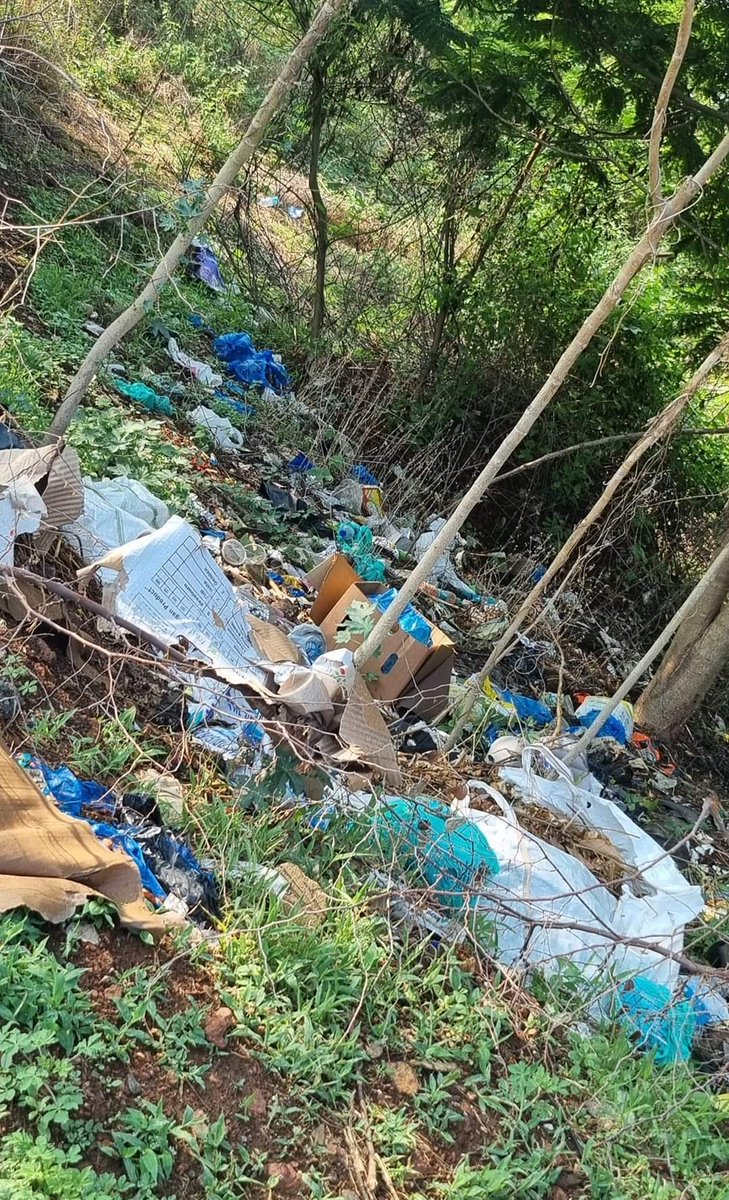 Garbage dump outside All India radio colony in Bambolim, Goa. There are no other residential colonies nearby.
I am sure their offices will have posters of Swatch Bharat.
@AIRNewsHindi