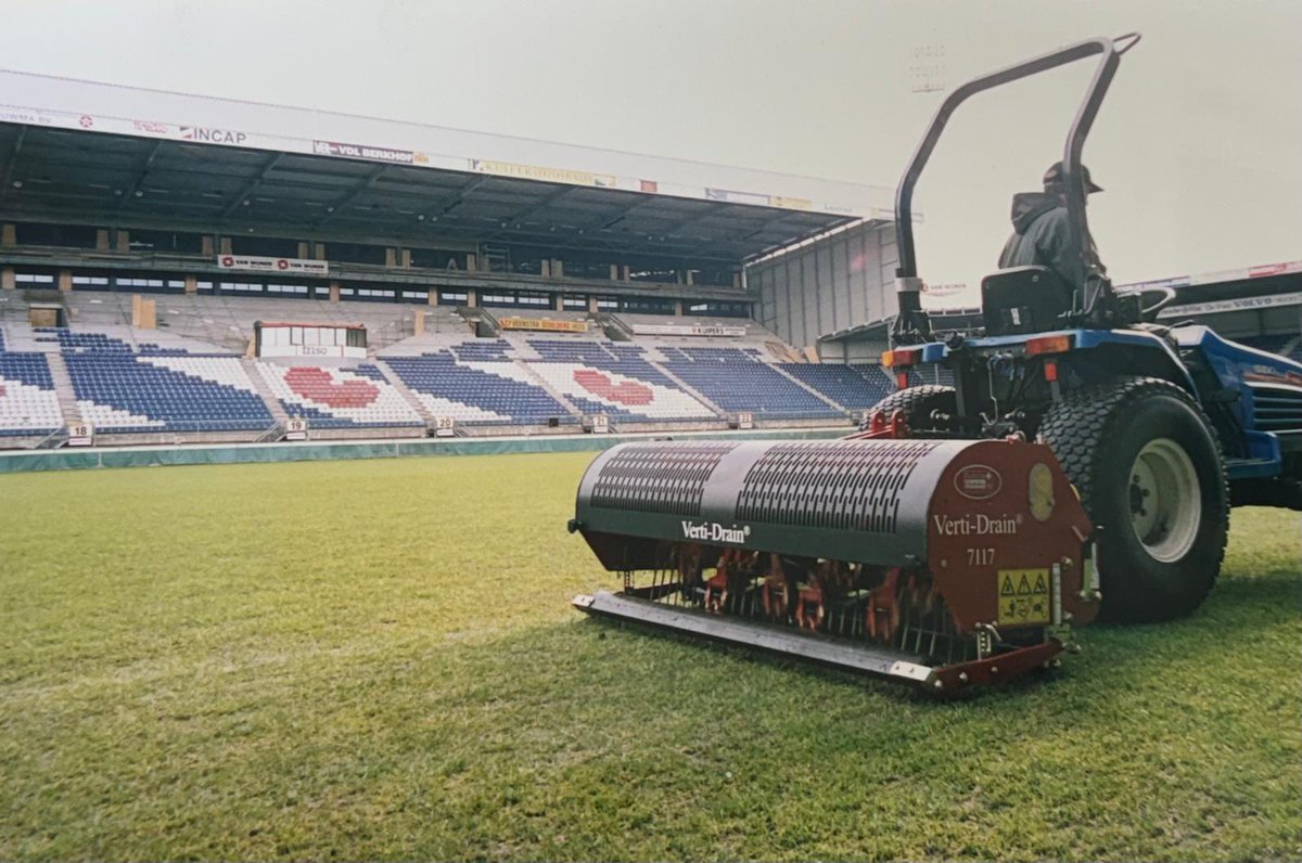 Throwback to when our Verti-Drain was hard at work at the SC Heerenveen stadium? 🏟️⏳ This Thursday we'll be back at the same place for a content shooting day. Stay tuned for more fresh content! 🎥🌱 #TBT #staytuned #greenkeeping @scHeerenveen