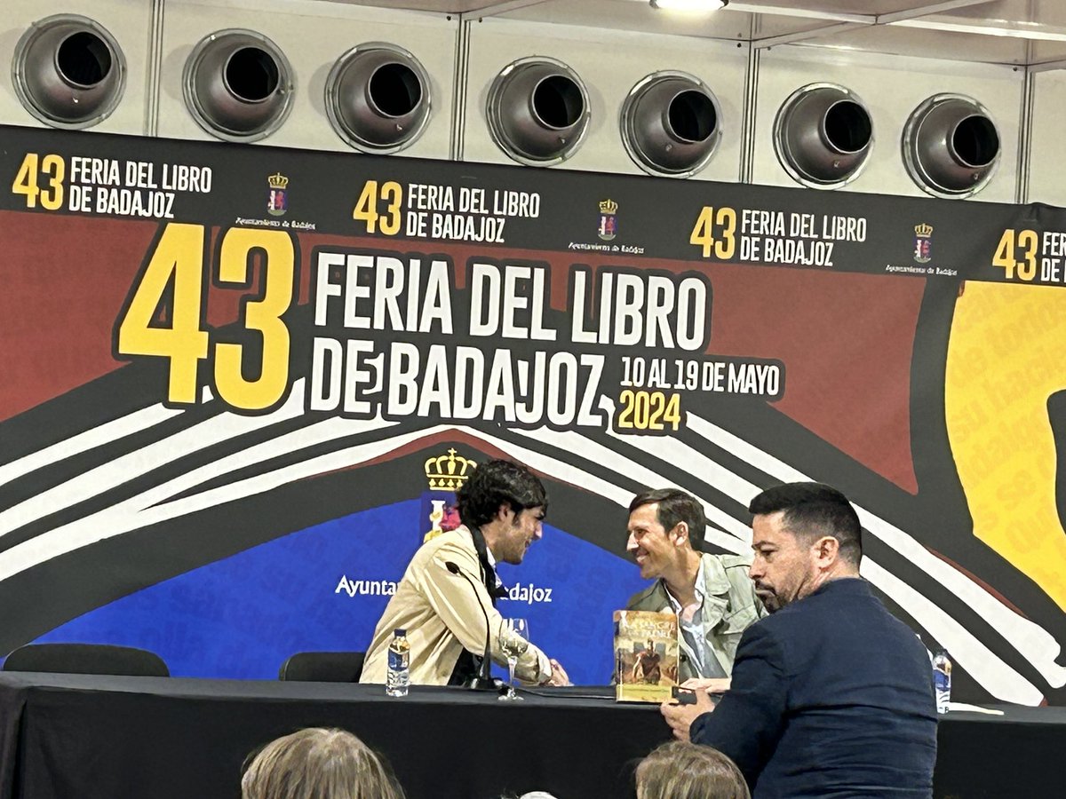 En la presentación del Finalista del Planeta  @alfonsogoizueta y su novela “La sangre del padre” en la @FLBadajoz

Alfonso es un autor joven que representa un presente muy prometedor de la literatura española

Gracias al @aytodebadajoz y a su Concejal de Cultura @SoyWhiteHouse