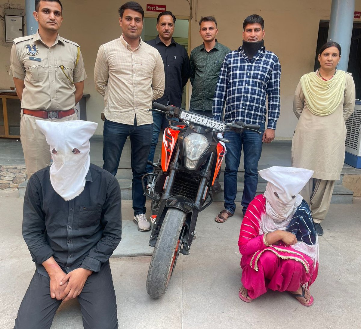 मुरलीपुरा पुलिस द्वारा हाइवे पर वाहन चालकों को अपनी बातों में उलझाकर एवं छेड़छाड़ के मुकदमे का भय दिखाकर लूटपाट करने वाले नूर आलम एवं उसकी पत्नी रूबीना बानो गिरफ्तार।
#TeamWestJaipur  #JaipurPoliceAtWork #CrimeFreeCity #SayNoToCrime #StaySafe  

@PoliceRajasthan @jaipur_police