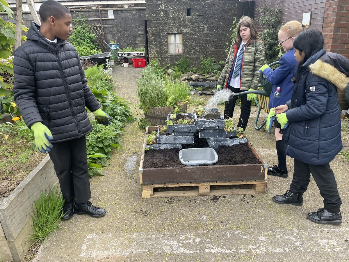 #EcoSchhools reached the next stage of their design competition with @KSBScotland Thanks to Broughty Ferry <a href="/UKMensSheds/">UK Men’s Sheds Association</a> for helping with the base. The garden is being installed at Queen St Community Garden. #ThisIsLforS