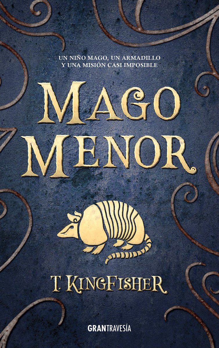Mangrii's tweet photo. Amigues fans de @UrsulaV, estáis de ENHORABUENA, ya que hoy mismo @OceanoGTravesia pone a la venta «Mago menor» (Minor Mage, 2019), una NOVELA CORTA con un mago que sólo sabe tres hechizos, un armadillo medio mordaz, unos ghuls y un pueblo que se está muriendo por la sequía✨ https://t.co/Qjs09hdJNP