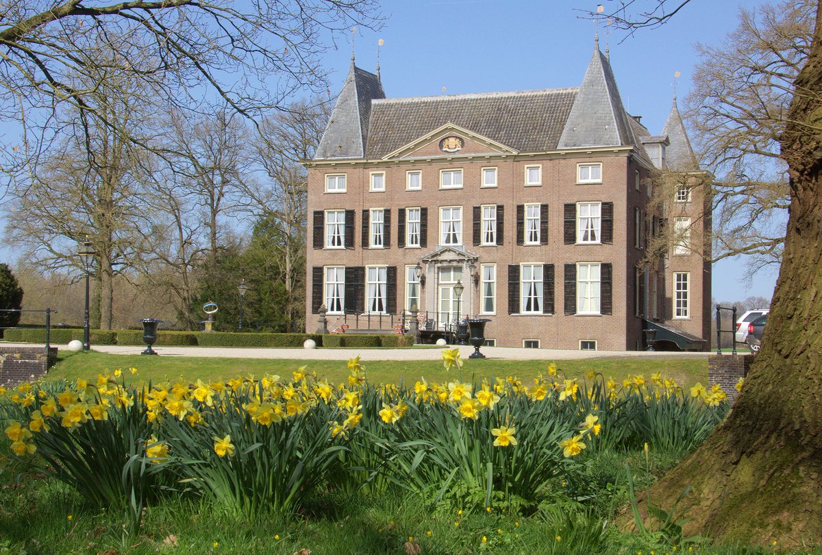 'Kasteel Hardenbroek' is a rectangular moated castle in #DriebergenRijsenburg (Utrecht), built before 1309. After several ownership changes, it was bought and renovated by Willem Kerckrinck in the 18th century.