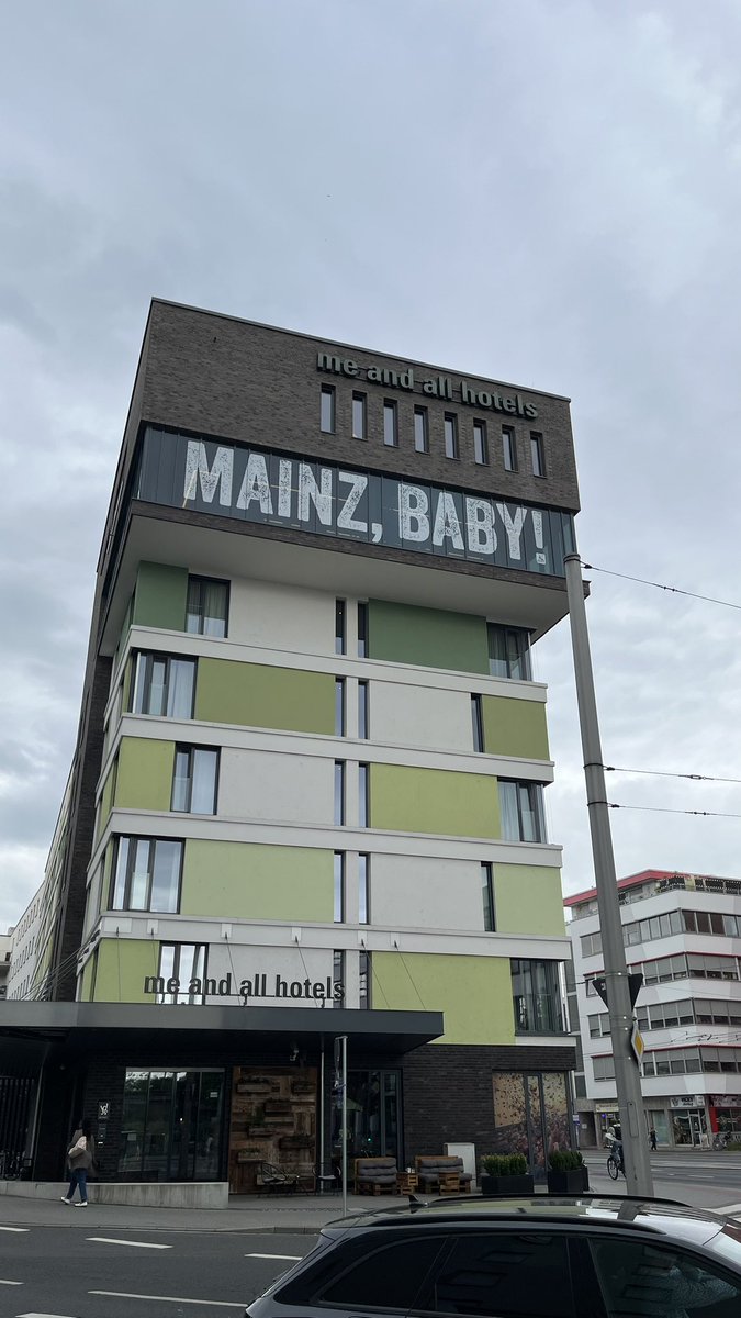 Hello #ECS! Let's get #collabsummit started! Btw, where is everyone? It's so quite here 🤷‍♂️