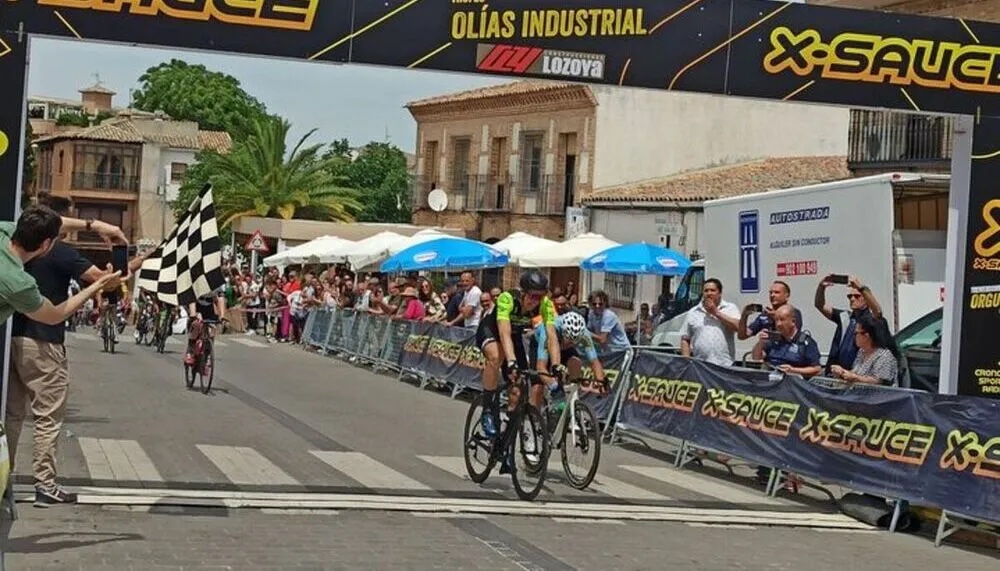 Noel Martín repite cinco años después la victoria al sprint en el Trofeo 'Olías Industrial' facebook.com/fedciclismocyl… #CiclismoCyL