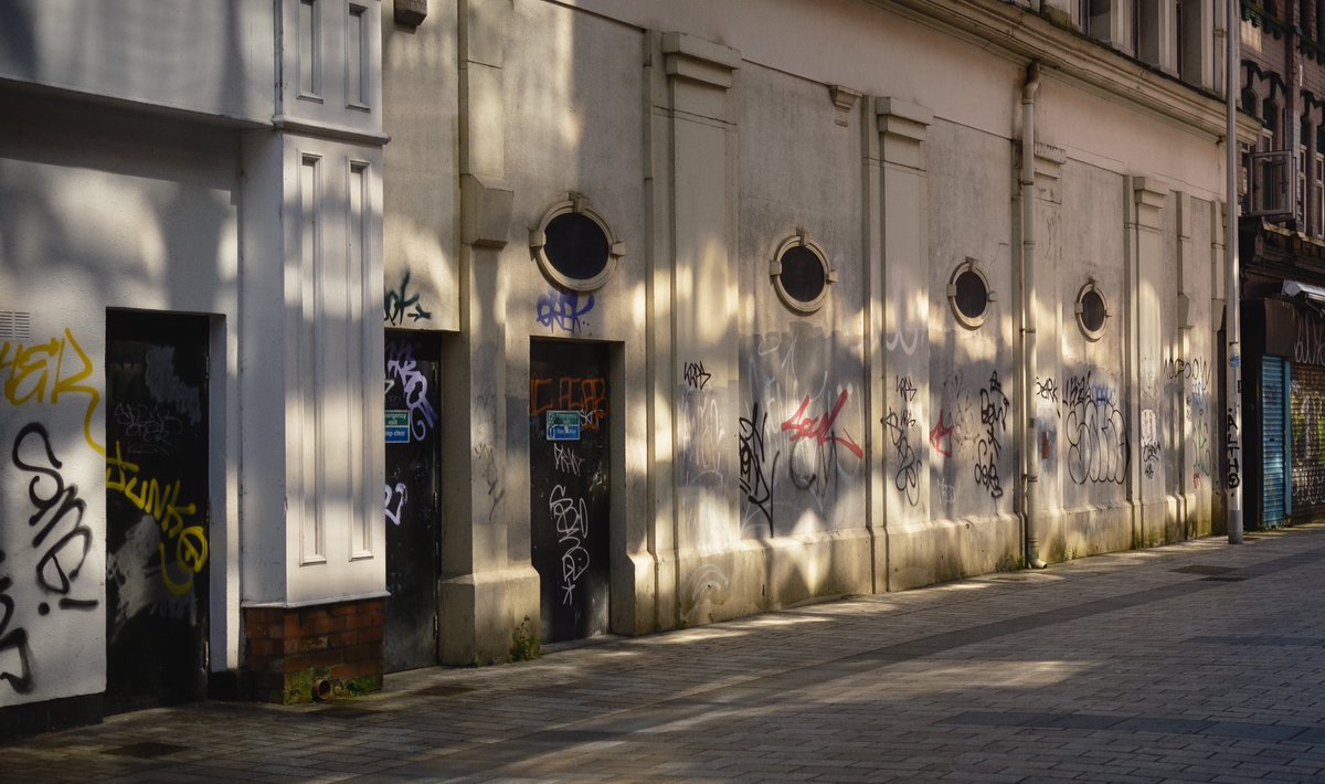 Sunlit graffiti. #belfastportraits #belfaststreets #irishportraits #photooftheday
#photography #documentary-photography #fromstreetswithlove #dreaminstreets #capturestreets  #gf_streets #streetdreams #timeless_streets #streetphotographyworldwide #hcsc_street #obscureshots