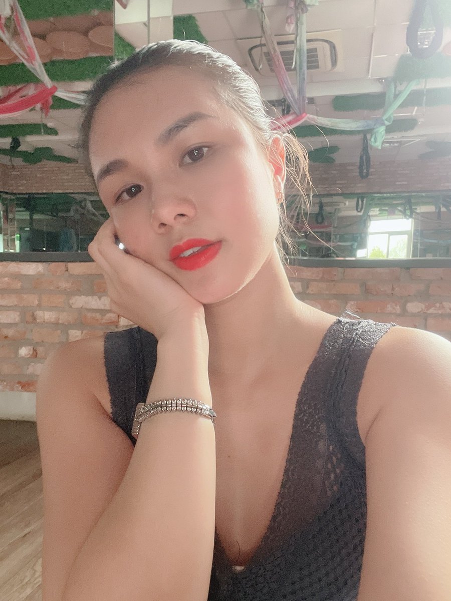 happy1235555's tweet photo. Điều tuyệt vời nhất của cuộc đời chính là thấu hiểu được trái tim của chính mình, sống trong sự ấm áp của thời gian, nhìn ngắm thế giới và yêu bản thân mình.

Cuộc đời ngắn ngủi lắm, chúng ta phải làm một người vui vẻ, thỏa mãn và hạnh phúc.

Vui vẻ là bởi vì tâm không so đo.
Thỏa mãn là bởi vì tâm không ganh đua.
Hạnh phúc là bởi vì trái tim vui vẻ.